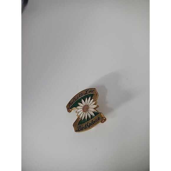 Vintage Juliette Low Birthplace Girl Scouts of America Gold Tone Flower Jewelry - Picture 4 of 9